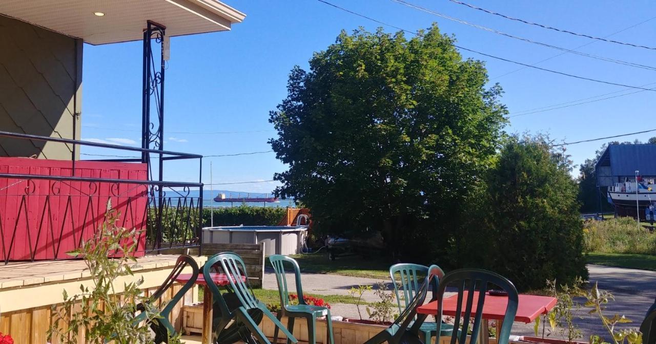 Auberge De La Rive De Charlevoix - Auberge De Jeunesse Familiale Pour Voyageurs De Tous Ages Saint-Joseph-de-la-Rive Екстериор снимка